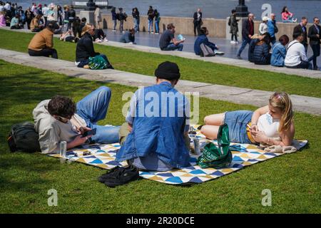 London UK. Am 16. Mai 2023 genießen die Menschen den Sonnenschein auf dem Potters Field entlang des Londoner Flussufers, während die Temperaturen auf 20celsius °C geschätzt werden. Gutschrift: amer Ghazzal/Alamy Live News Stockfoto