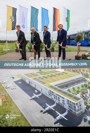 16. Mai 2023, Sachsen, Schkeuditz: Götz Ahmelmann (l-r), Vorstandsvorsitzender der Mitteldeutschen Flughafen AG, Dave Jackson, Geschäftsführer der Deutschen Flugzeuge, Michael Kretschmer (CDU), Premierminister Sachsens, Und Daniel Riedel, Leiter der Luftfahrtabteilung des Bundesministeriums für Wirtschaft und Energie, hat den Boden für eine neue Flugzeughalle am Flughafen Leipzig/Halle bereitet. Der Flugzeughersteller Deutsche Aircraft plant hier den Bau eines nachhaltigen Regionalflugzeugs mit dem neuen Turboprop-Typ. Nach Angaben des Herstellers ist der D328 Eco eine nachhaltigere Entwicklung Stockfoto