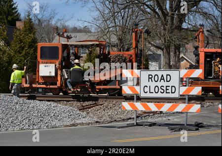 Mitarbeiter der Norfolk Southern Railway nehmen Verbesserungen an Eisenbahnschienen in Virginia vor, indem sie die Ausrüstung von Knox Kershaw Inc. Mit Sitz in Alabama verwenden. Stockfoto