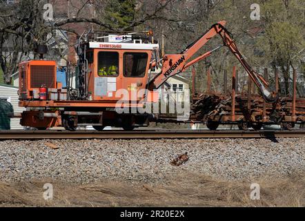 Mitarbeiter der Norfolk Southern Railway nehmen Verbesserungen an Eisenbahnschienen in Virginia vor, indem sie die Ausrüstung von Knox Kershaw Inc. Mit Sitz in Alabama verwenden. Stockfoto