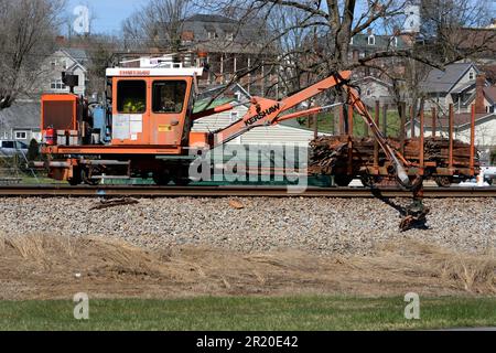 Mitarbeiter der Norfolk Southern Railway nehmen Verbesserungen an Eisenbahnschienen in Virginia vor, indem sie die Ausrüstung von Knox Kershaw Inc. Mit Sitz in Alabama verwenden. Stockfoto