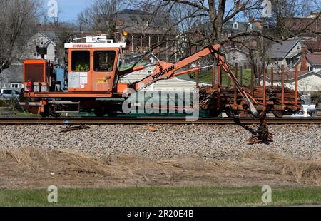 Mitarbeiter der Norfolk Southern Railway nehmen Verbesserungen an Eisenbahnschienen in Virginia vor, indem sie die Ausrüstung von Knox Kershaw Inc. Mit Sitz in Alabama verwenden. Stockfoto