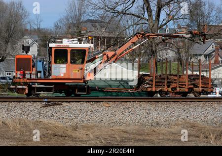 Mitarbeiter der Norfolk Southern Railway nehmen Verbesserungen an Eisenbahnschienen in Virginia vor, indem sie die Ausrüstung von Knox Kershaw Inc. Mit Sitz in Alabama verwenden. Stockfoto