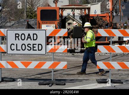 Mitarbeiter der Norfolk Southern Railway nehmen Verbesserungen an Eisenbahnschienen in Virginia vor, indem sie die Ausrüstung von Knox Kershaw Inc. Mit Sitz in Alabama verwenden. Stockfoto