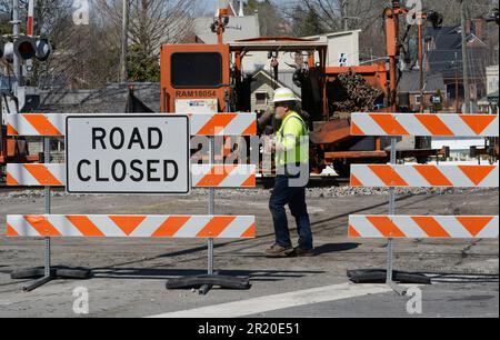 Mitarbeiter der Norfolk Southern Railway nehmen Verbesserungen an Eisenbahnschienen in Virginia vor, indem sie die Ausrüstung von Knox Kershaw Inc. Mit Sitz in Alabama verwenden. Stockfoto