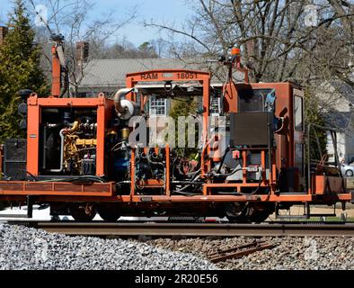 Mitarbeiter der Norfolk Southern Railway nehmen Verbesserungen an Eisenbahnschienen in Virginia vor, indem sie die Ausrüstung von Knox Kershaw Inc. Mit Sitz in Alabama verwenden. Stockfoto