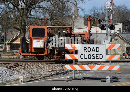 Mitarbeiter der Norfolk Southern Railway nehmen Verbesserungen an Eisenbahnschienen in Virginia vor, indem sie die Ausrüstung von Knox Kershaw Inc. Mit Sitz in Alabama verwenden. Stockfoto