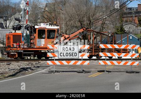 Mitarbeiter der Norfolk Southern Railway nehmen Verbesserungen an Eisenbahnschienen in Virginia vor, indem sie die Ausrüstung von Knox Kershaw Inc. Mit Sitz in Alabama verwenden. Stockfoto