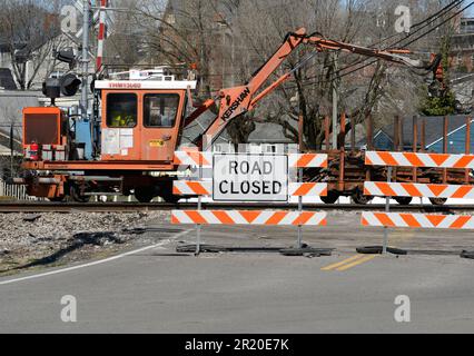 Mitarbeiter der Norfolk Southern Railway nehmen Verbesserungen an Eisenbahnschienen in Virginia vor, indem sie die Ausrüstung von Knox Kershaw Inc. Mit Sitz in Alabama verwenden. Stockfoto