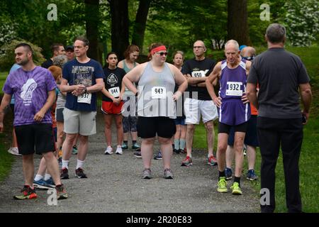 Ausdauerläufer bereiten sich auf ein 5K-km-Rennen in Abingdon, Virginia, vor. Stockfoto