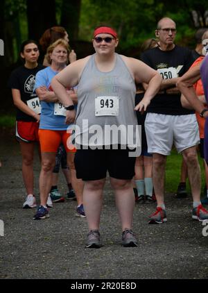 Ausdauerläufer bereiten sich auf ein 5K-km-Rennen in Abingdon, Virginia, vor. Stockfoto