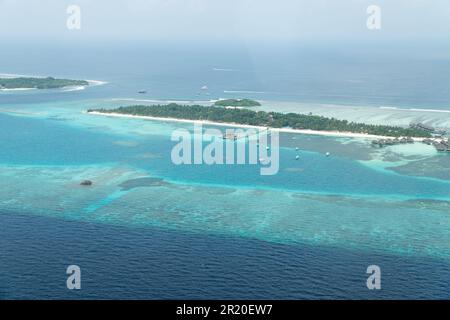 Blick aus der Vogelperspektive auf das tropische Paradies der Malediven. Unberührte weiße Sandstrände mit türkisblauem Wasser eines tropischen Strandes. Exotischer Strand h Stockfoto