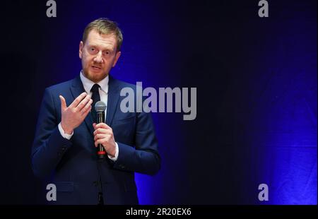 16. Mai 2023, Sachsen, Schkeuditz: Michael Kretschmer (CDU), sächsischer Ministerpräsident, spricht nach der bahnbrechenden Zeremonie für die Produktionslinie des neuen Typs D328 Eco Turboprop am Flughafen Leipzig/Halle. Flugzeughersteller Deutsche Aircraft plant hier den Bau eines nachhaltigen Regionalflugzeugs mit dem neuen Turboprop-Typ. Nach Angaben des Herstellers ist der D328 Eco eine nachhaltigere Entwicklung des Dornier 328, der Anfang der 1990er Jahre gebaut wurde, und es wird erwartet, dass das Werk bis zu 350 neue Arbeitsplätze schafft. Es wird in der Lage sein, 48 Flugzeuge pro Jahr auf einer Fläche von etwa 62.000 Quadratmetern zu montieren Stockfoto