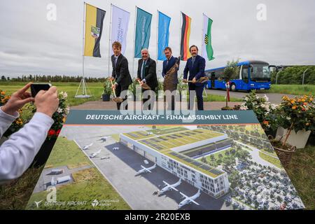 16. Mai 2023, Sachsen, Schkeuditz: Götz Ahmelmann (l-r), Vorstandsvorsitzender der Mitteldeutschen Flughafen AG, Dave Jackson, Geschäftsführer der Deutschen Flugzeuge, Michael Kretschmer (CDU), Premierminister Sachsens, Und Daniel Riedel, Leiter der Luftfahrtabteilung des Bundesministeriums für Wirtschaft und Energie, hat den Boden für eine neue Flugzeughalle am Flughafen Leipzig/Halle bereitet. Der Flugzeughersteller Deutsche Aircraft plant hier den Bau eines nachhaltigen Regionalflugzeugs mit dem neuen Turboprop-Typ. Nach Angaben des Herstellers ist der D328 Eco eine nachhaltigere Entwicklung Stockfoto