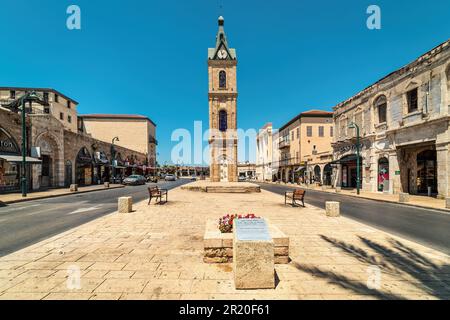 Historische Turmuhr in der Mitte der Straße im alten Jaffa - einer alten Hafenstadt südlich von Tel Aviv, Israel. Stockfoto