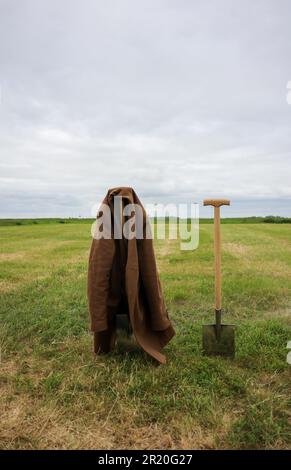 16. Mai 2023, Sachsen, Schkeuditz: Vor der bahnbrechenden Zeremonie für eine neue Flugzeughalle hängt am Flughafen Leipzig/Halle eine Jacke über einem Spaten. Flugzeughersteller Deutsche Aircraft plant hier den Bau eines nachhaltigen Regionalflugzeugs mit dem neuen Turboprop-Typ. Nach Angaben des Herstellers ist der D328 Eco eine nachhaltigere Entwicklung des Dornier 328, der Anfang der 1990er Jahre gebaut wurde, und es wird erwartet, dass das Werk bis zu 350 neue Arbeitsplätze schafft. Es wird in der Lage sein, jährlich 48 Flugzeuge auf einer Fläche von etwa 62.000 Quadratmetern zu montieren. Das Flugzeug, das Platz für bis zu 43 Passagiere bietet, ist Stockfoto