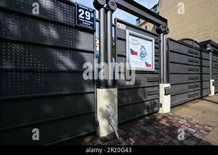 Riga, Lettland. 16. Mai 2023. Die Botschaft der Tschechischen Republik in Riga, Lettland, 16. Mai 2023. Die lettischen Hockeyfans brachten am Vortag Blumen in die Botschaft, als tröstende Geste nach der Niederlage der tschechischen Nationalmannschaft im Hockeyweltmeisterschaftsspiel zwischen der Tschechischen Republik und Lettland. Aufgrund von Regen wurden die Blumen am nächsten Tag gereinigt. Kredit: David Tanecek/CTK Photo/Alamy Live News Stockfoto