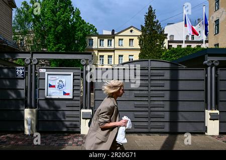 Riga, Lettland. 16. Mai 2023. Die Botschaft der Tschechischen Republik in Riga, Lettland, 16. Mai 2023. Die lettischen Hockeyfans brachten am Vortag Blumen in die Botschaft, als tröstende Geste nach der Niederlage der tschechischen Nationalmannschaft im Hockeyweltmeisterschaftsspiel zwischen der Tschechischen Republik und Lettland. Aufgrund von Regen wurden die Blumen am nächsten Tag gereinigt. Kredit: David Tanecek/CTK Photo/Alamy Live News Stockfoto