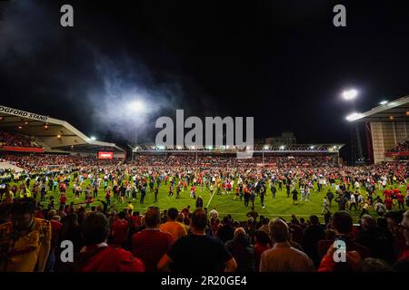 Dateifoto von 17-05-2022 von Nottingham Forest Fans feiern auf dem Spielfeld in City Ground, Nottingham. Nottingham Forest wurde wegen der Invasion auf dem Spielfeld am Ende des Halbfinals der Meisterschaft gegen Sheffield United vor fast einem Jahr mit einer Geldstrafe belegt. Ausgabedatum: Dienstag, 16. Mai 2023. Stockfoto