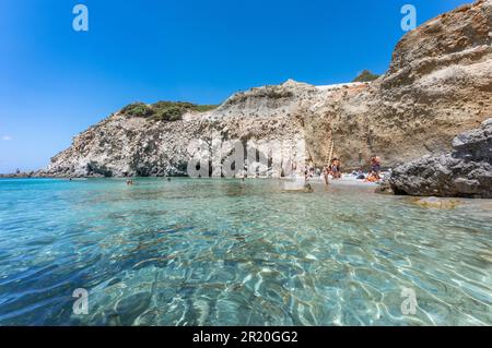 Tsigrado Beach, kristallklares Wasser auf Milos Island, Griechenland Stockfoto