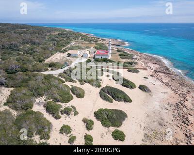 Blick auf die Küste und den Leuchtturm am Cap ses Salines, Mallorca, Spanien, 24. April 2023 Stockfoto