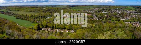 Panoramablick aus niedriger Höhe auf das Alkham Valley mit Russel Gardens, Kearsney Abbey Park und Kearsney Village, Kent Stockfoto