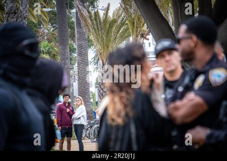 Santa Monica, USA. 13. Mai 2023. Ein Paar ist beunruhigt über die Zusammenstöße zwischen Aktivisten für reproduktive Rechte, pro-life Demonstranten und der Polizei in Santa Monica, Kalifornien am 13. Mai 2023. (Foto: Jacob Lee Green/Sipa USA) Guthaben: SIPA USA/Alamy Live News Stockfoto