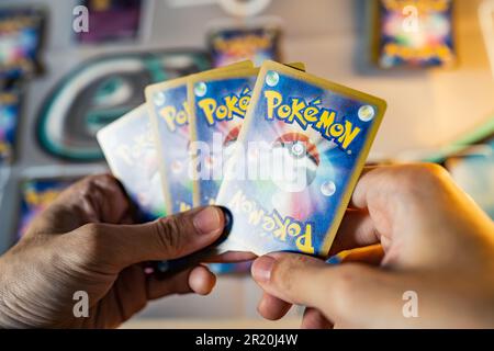 Bangkok, Thailand - 13. April 2023: Ein Mann spielt Pokemon Trading Card. Stockfoto