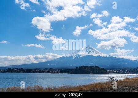 Der Fuji-Berg mit dem Kawaguchi-See in Japan Stockfoto