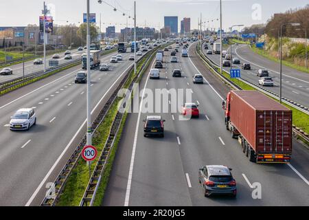 Utrecht, Niederlande - 4. April 2023: Blick auf die holländische Autobahn A12 in westlicher Richtung nahe Cloverleaf Lunetten Stockfoto