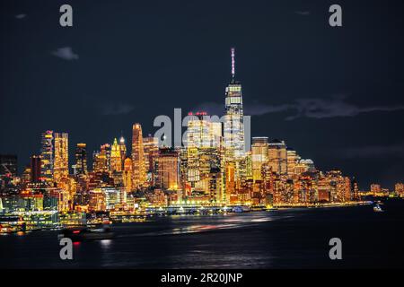 Die legendäre Skyline von New York City bietet bei Nacht einen monochromen Blick mit gelben Lichtern auf die Vereinigten Staaten von Amerika Stockfoto