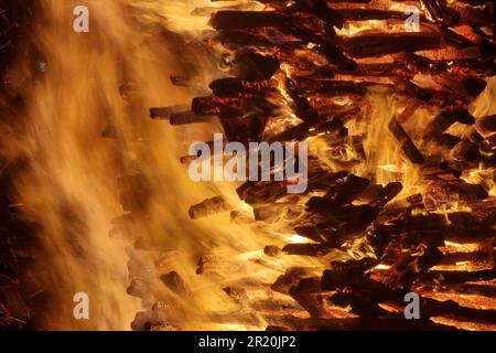 Großes Lagerfeuer, abendliche Nahaufnahme, gelegen in der Ostertradition in Kroatien Stockfoto