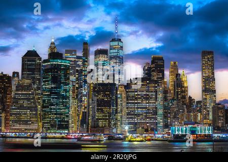 Abendliche Skyline von New York City mit Blick auf die Vereinigten Staaten von Amerika Stockfoto