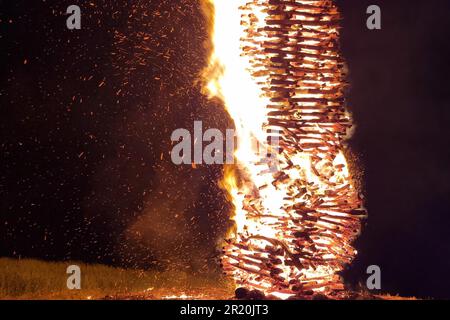 Großer Lagerfeuer-Blick am Abend, gelegen in der Ostertradition in Kroatien Stockfoto