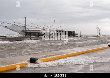 Cesenatico, Italien. 16. Mai 2023. Cesena (FC) Voralarmsituation bei schlechtem Wetter, Regen - Savio Fluss und Sturmfluß redaktionelle Nutzung nur Kredit: Unabhängige Fotoagentur/Alamy Live News Stockfoto
