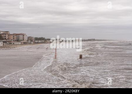 Cesenatico, Italien. 16. Mai 2023. Cesenatico (FC). Der Weststrand wird von der Flut überflutet. Auf dem Foto, der Moment, als die Wellen, die vom Wind aus dem Osten angetrieben wurden, die ersten Badeeinrichtungen berührten. Redaktionelle Verwendung Nur Kredit: Independent Photo Agency/Alamy Live News Stockfoto