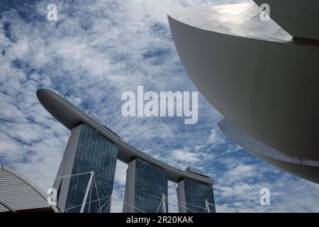 Marina Bay Sands Hotel mit dem blumenförmigen ArtDesign Museum im Vordergrund, Singapur Stockfoto