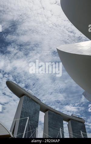 Marina Bay Sands Hotel mit dem blumenförmigen ArtDesign Museum im Vordergrund, Singapur Stockfoto