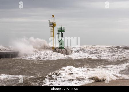 Cesenatico, Italien. 16. Mai 2023. Cesenatico (FC). Der Leuchtturm am westlichen Pier von Cesenatico steht dem Sturm gegenüber. Redaktionelle Verwendung Nur Kredit: Independent Photo Agency/Alamy Live News Stockfoto