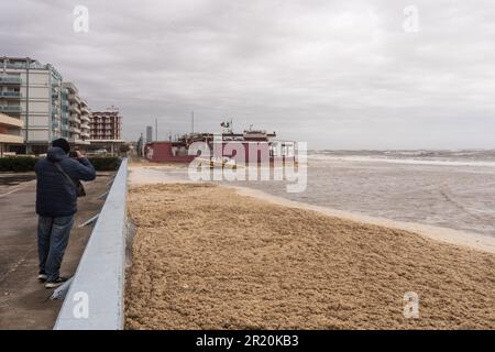 Cesenatico, Italien. 16. Mai 2023. Cesenatico (FC). Valverde Beach muss sich mit einem weiteren Sturm auseinandersetzen. Hier berührte der Sturm die erste Reihe von Häusern und umgab ein Badehaus. Der Beginn der Badetätigkeit ist für das letzte Wochenende im Mai vorgesehen. Redaktionelle Verwendung Nur Kredit: Independent Photo Agency/Alamy Live News Stockfoto