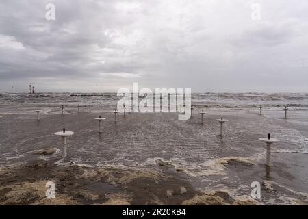 Cesenatico, Italien. 16. Mai 2023. Cesenatico (FC). Der Oststrand von Cesenatico wurde vom Sturm verschlungen. Redaktionelle Verwendung Nur Kredit: Independent Photo Agency/Alamy Live News Stockfoto