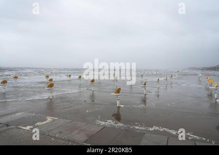 Cesenatico, Italien. 16. Mai 2023. Cesenatico (FC). Der kostenlose Strand der Piazza Costa. Es ist das Herzstück der Sommersaison in Cesenatico. Während der ersten Flut des Tages übernahm das Wasser die Beachvolleyballplätze und überfiel viele Reihen von Sonnenschirmen. Die zweite Flut des Tages wird am Dienstagabend nach 9pm Uhr erwartet. Redaktionelle Verwendung Nur Kredit: Independent Photo Agency/Alamy Live News Stockfoto