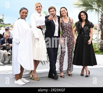 Cannes, Frankreich. 16. Mai 2023. Sambischer Regisseur Rungano Nyoni, französische Regisseurin Julia Ducournau, schwedischer Regisseur Ruben Ostlund, amerikanische Schauspielerin Brie Larson und marokkanische Regisseurin Maryam Touzani nehmen am Dienstag, den 16. Mai 2023, am 76. Filmfestival in Cannes im Palais des Festivals in Cannes, Frankreich, an der Fotokonferenz der Jury Teil. Foto: Rune Hellestad/ Kredit: UPI/Alamy Live News Stockfoto