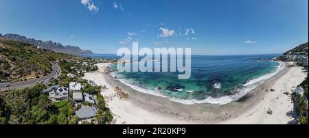Blick auf die Drohne am Strand von Clifton in der Nähe von Kapstadt in Südafrika Stockfoto