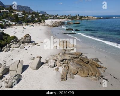 Blick auf die Drohne am Strand von Clifton in der Nähe von Kapstadt in Südafrika Stockfoto
