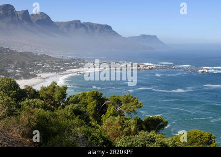 Blick auf den Strand von Clifton in der Nähe von Kapstadt in Südafrika Stockfoto