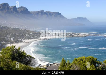 Blick auf den Strand von Clifton in der Nähe von Kapstadt in Südafrika Stockfoto