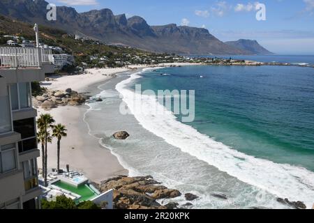 Blick auf den Strand von Clifton in der Nähe von Kapstadt in Südafrika Stockfoto