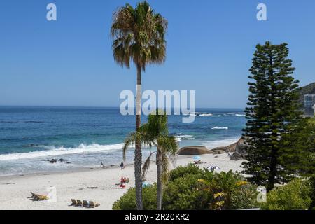 Blick auf den Strand von Clifton in der Nähe von Kapstadt in Südafrika Stockfoto