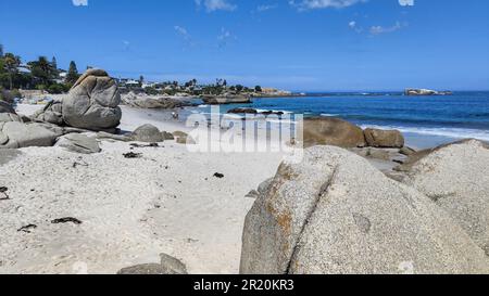 Blick auf den Strand von Clifton in der Nähe von Kapstadt in Südafrika Stockfoto